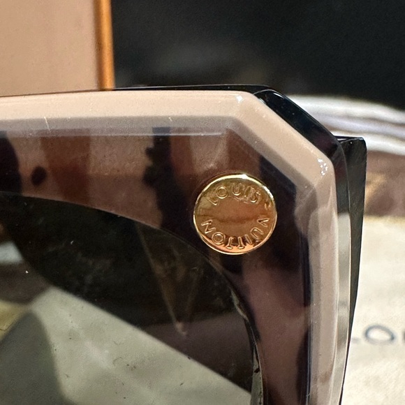 Louis Vuitton sunglasses some scratches on inner part as indicated - Picture 13 of 16